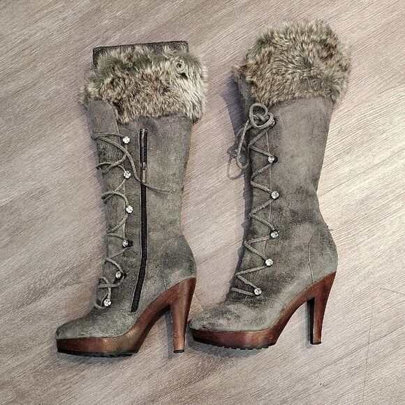 Gray Heeled Boots with Fur Trim and Lace-Up Design - Picture 3 of 7